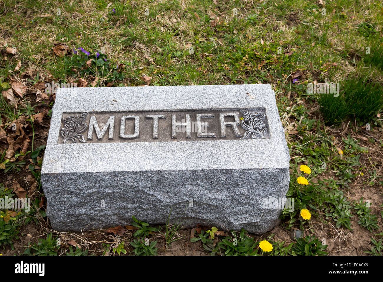 Marion, Indiana - ein Grab Marker auf dem Friedhof Estates of Serenity. Stockfoto