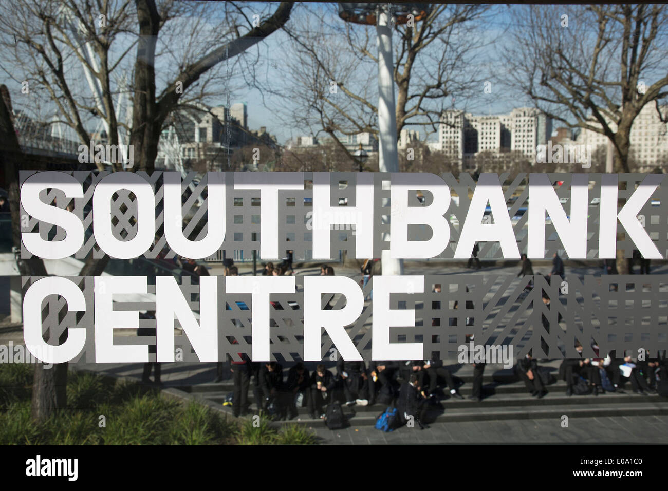 Southbank Centre Zeichen auf Glas auf der Terrasse. South Bank ist eine bedeutende Kunst- und Unterhaltungsviertel, es ist voll mit Besuchern und Touristen am Flussufer Gehweg. London, UK. Stockfoto