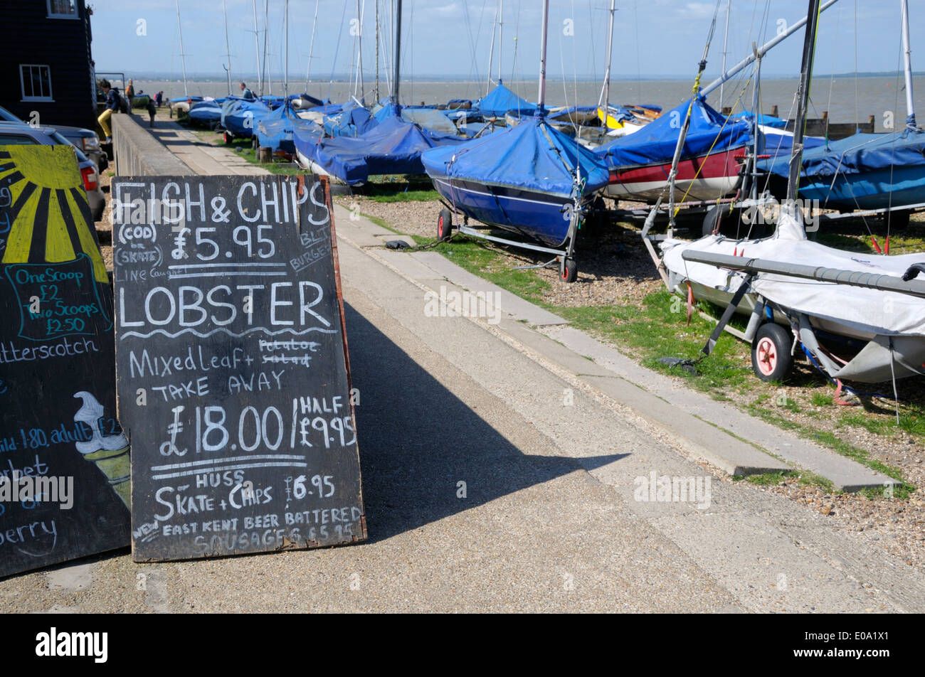 Whitstable, Kent, England, UK. Fisch & Chip shp an der Strandpromenade - Tafel Menü Stockfoto