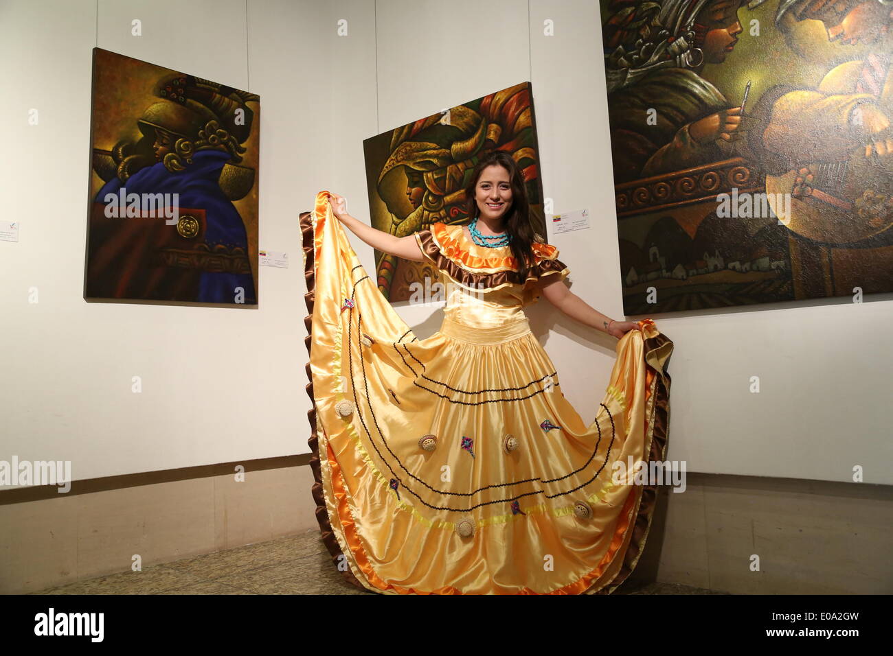 (140507)--Peking, 7. Mai 2014 (Xinhua)--eine ecuadorianische Mädchen zeigt ihre Kleidung während der "Sharing die Schönheit" Ausstellung in Peking, Hauptstadt von China, 7. Mai 2014. "Die Schönheit - sharing lateinamerikanischen Ausstellung für moderne Kunst", die zentrale Ausstellung der zweiten lateinamerikanische Kunst Saison startete am Mittwoch in Peking. Die Ausstellung zeigt 128 Kunstwerke, darunter Gemälde und Fotografien, die zeitgenössische Kunst und Brauchtum in mehreren lateinamerikanischen Ländern zu zeigen.  (Xinhua/Pan Siwei)  (Zgp) Stockfoto