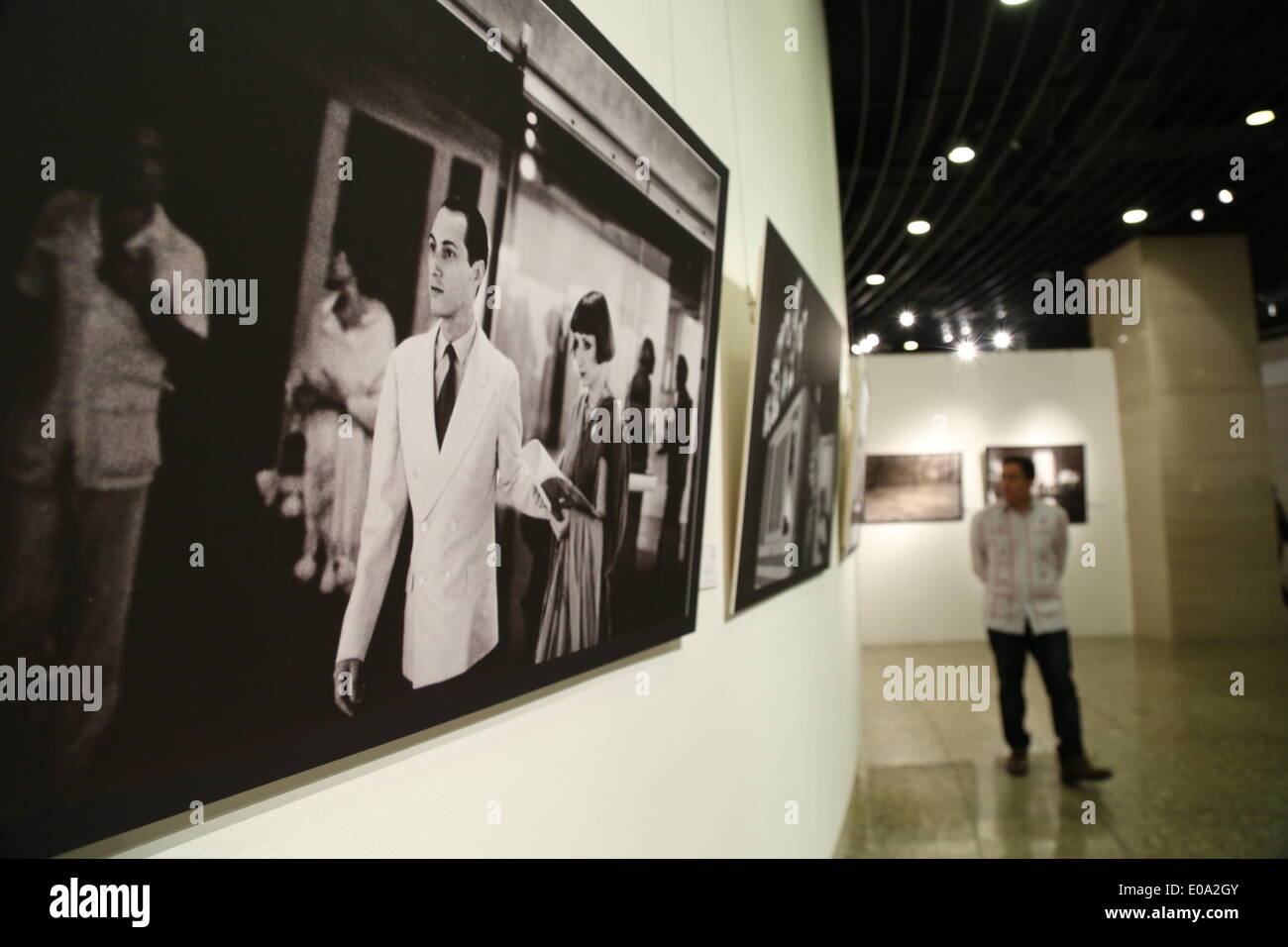 (140507)--Peking, 7. Mai 2014 (Xinhua)--A Besucher Ansichten Phtographies auf der "Sharing die Schönheit" Messe in Peking, Hauptstadt von China, 7. Mai 2014. "Die Schönheit - sharing lateinamerikanischen Ausstellung für moderne Kunst", die zentrale Ausstellung der zweiten lateinamerikanische Kunst Saison startete am Mittwoch in Peking. Die Ausstellung zeigt 128 Kunstwerke, darunter Gemälde und Fotografien, die zeitgenössische Kunst und Brauchtum in mehreren lateinamerikanischen Ländern zu zeigen.  (Xinhua/Pan Siwei)  (Zgp) Stockfoto