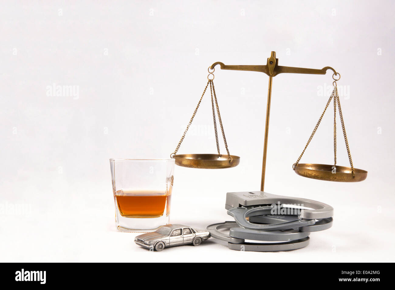 DUI Anwalt Konzept der Miniatur-Auto mit Alkohol Flasche, Handschellen und rechtlichen Maßstäben Stockfoto
