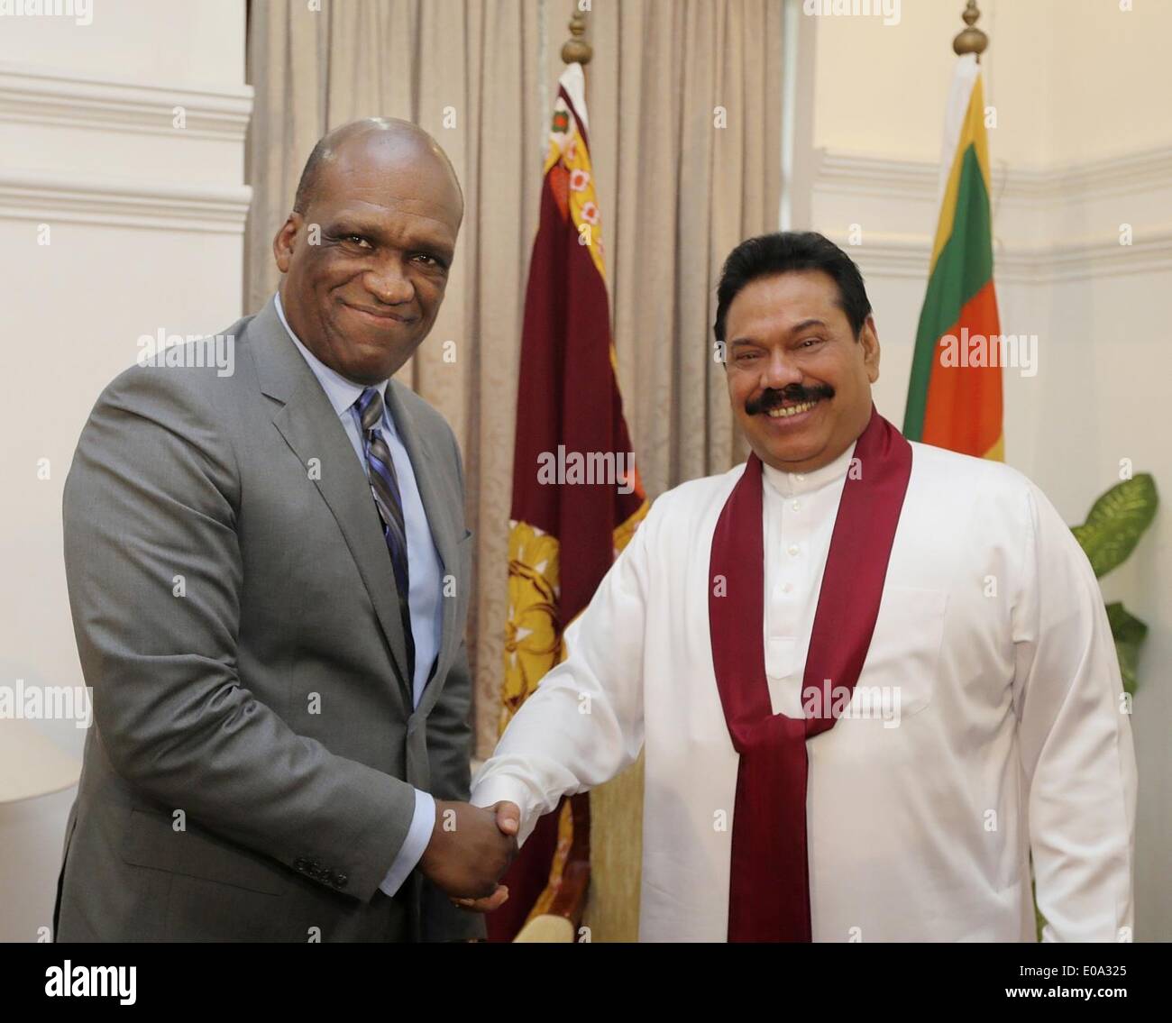 Colombo, Sri Lanka. 7. Mai 2014. Sri Lankan President Mahinda Rajapaksa (R) trifft sich mit Präsident der Vereinten Nationen Generalversammlung John William Ashe, der in Colombo an der Weltkonferenz auf Jugend (WCY) 2014 in Colombo, Sri Lanka, 7. Mai 2014 teilnehmen. © Huang Haimin/Xinhua/Alamy Live-Nachrichten Stockfoto