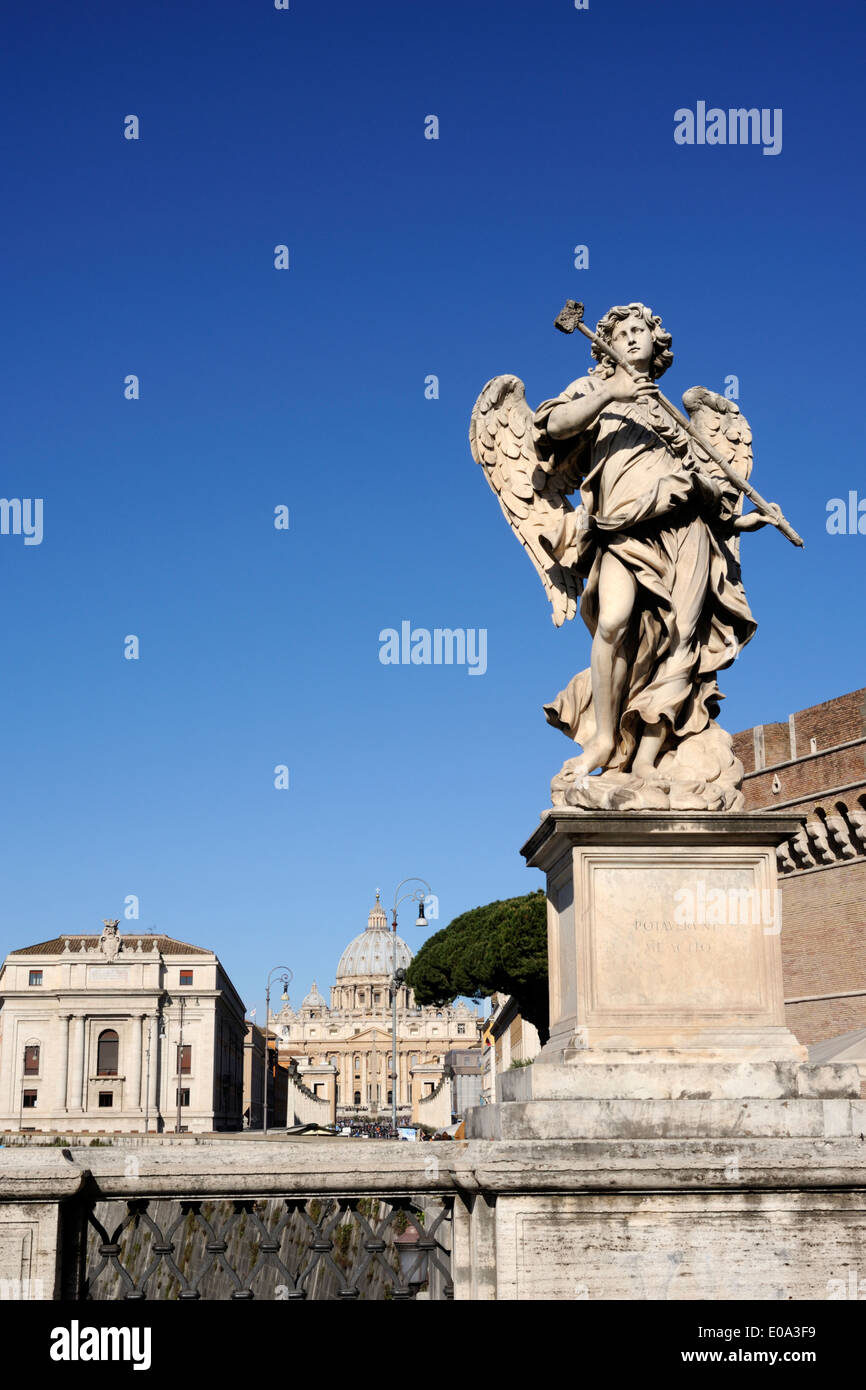Italien, Rom, Engelsstatue auf der Sant'Angelo Brücke und St. Peter Basilika, Engel mit dem Schwamm Stockfoto
