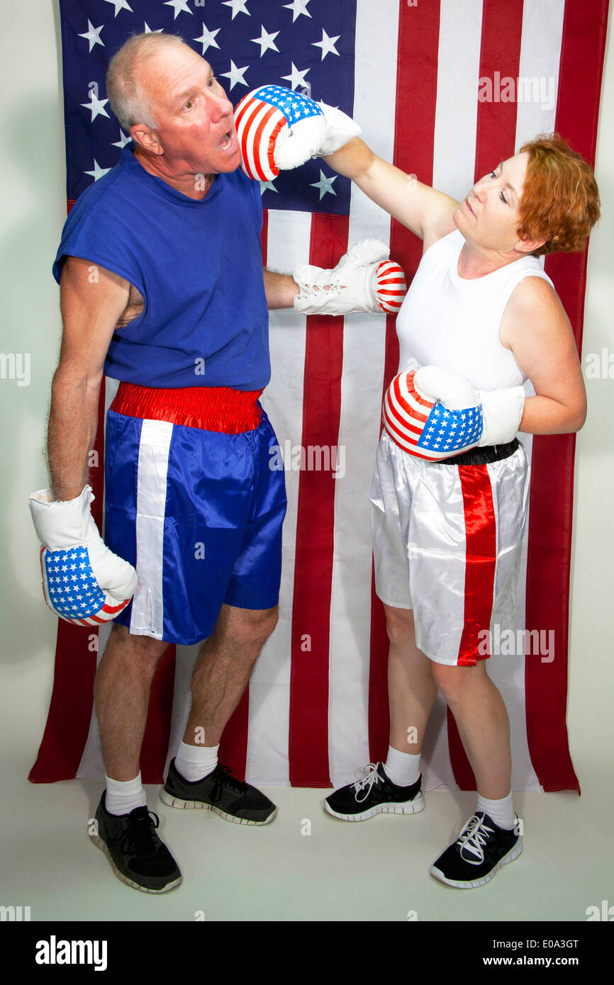 Patriotische Frau ein Mann vor einer amerikanischen Flagge Ausstanzen Stockfoto