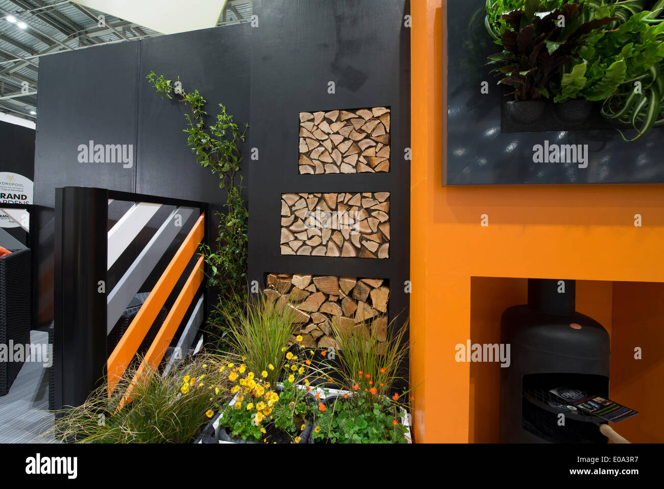 London, UK. 6. Mai 2014. Grand Designs Live Ausstellung gesponsert von Anglian Home Improvements, mit mehr als 500 Ausstellern in den Zonen für nachhaltige Technologie, Eigenbau, Design, grand Technologie, Inneneinrichtung, Küchen & Bäder, Garten, Essen & Haushaltswaren. Der Grand Designs Live Garten Designer of the Year Wettbewerb kehrt nach der Show in London zum zweiten Mal in Folge. Dieser Garten von Ben Harrison schafft einen spannende, lebendigen Wohnraum im Freien mit umweltbewusstem Details verpackt. Bildnachweis: Malcolm Park Leitartikel/Alamy Live-Nachrichten Stockfoto