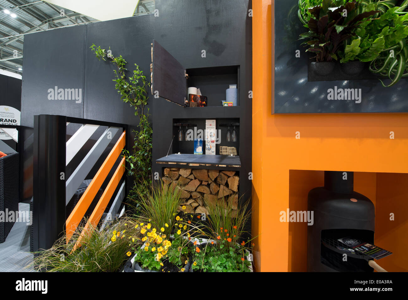 London, UK. 6. Mai 2014. Grand Designs Live Ausstellung gesponsert von Anglian Home Improvements, mit mehr als 500 Ausstellern in den Zonen für nachhaltige Technologie, Eigenbau, Design, grand Technologie, Inneneinrichtung, Küchen & Bäder, Garten, Essen & Haushaltswaren. Der Grand Designs Live Garten Designer of the Year Wettbewerb kehrt nach der Show in London zum zweiten Mal in Folge. Dieser Garten von Ben Harrison schafft einen spannende, lebendigen Wohnraum im Freien mit umweltbewusstem Details verpackt. Bildnachweis: Malcolm Park Leitartikel/Alamy Live-Nachrichten Stockfoto