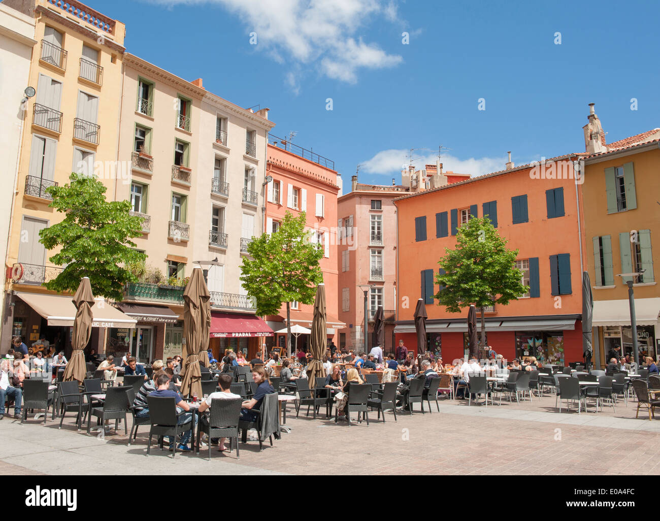 Die quadratische Place De La République in Perpignan, Pyrenäen-Orientales grenzt an Cafés und Bars. Stockfoto