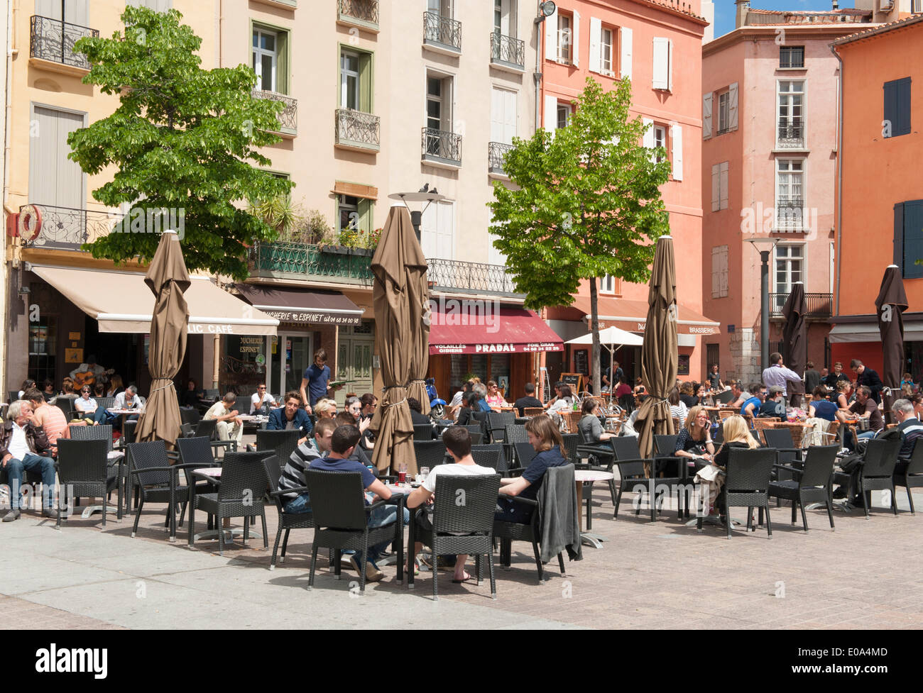 Die quadratische Place De La République in Perpignan, Pyrenäen-Orientales grenzt an Cafés und Bars. Stockfoto