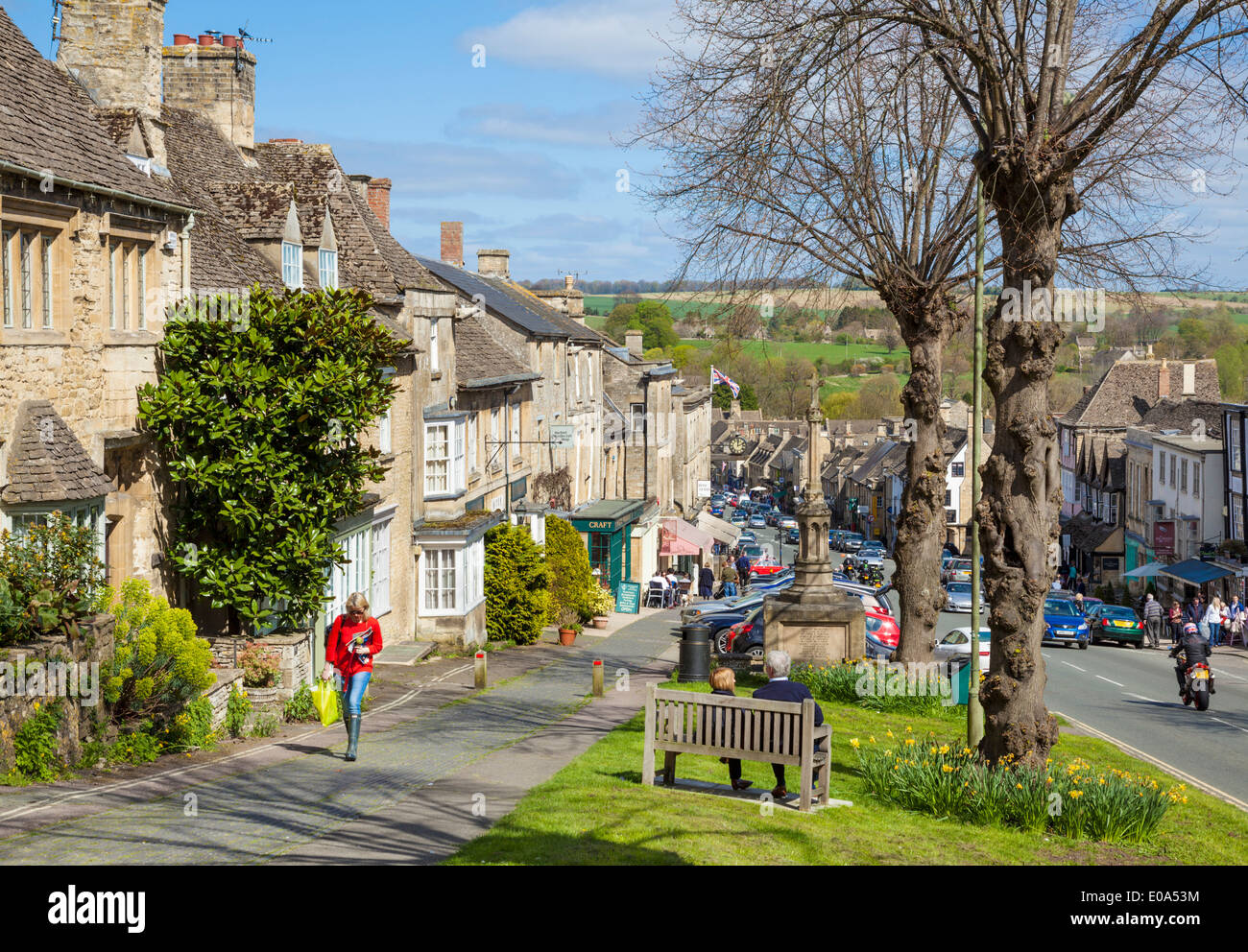 Cotswolds Village of Burford Person, die von Burford High Street Burford Cotswolds Oxfordshire England UK GB Europa aufsteigt Stockfoto