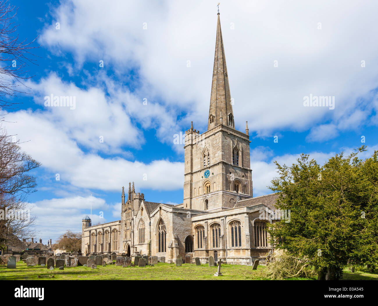 St. Johannes Baptist Kirche Burford gepflegtes England UK EU Europa Stockfoto