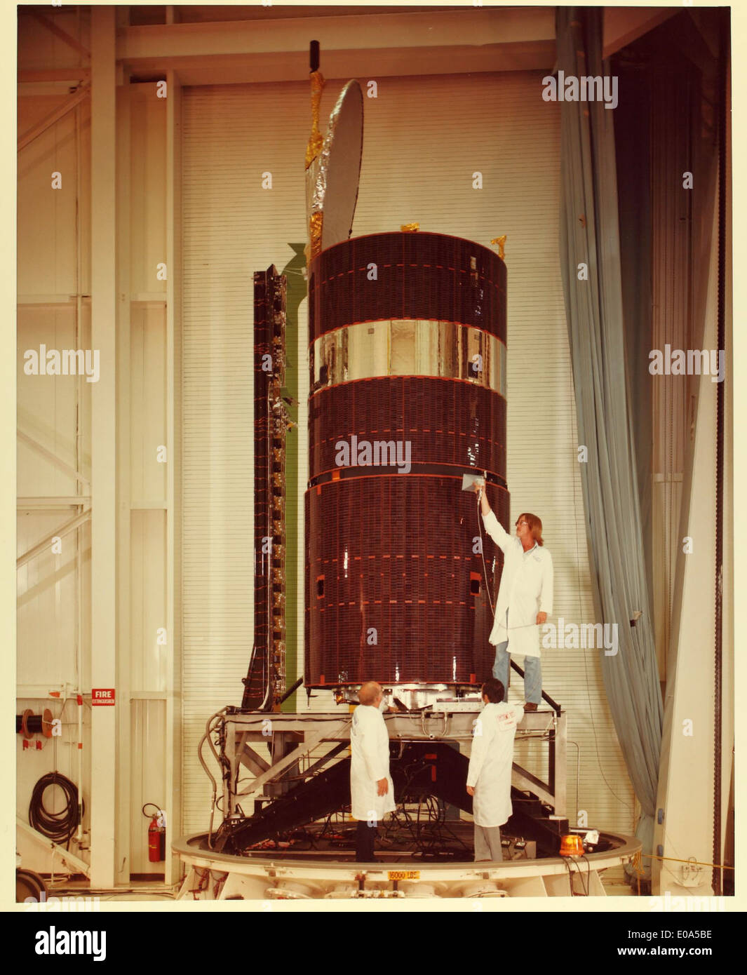 Dieses Hochglanzfoto der NASA zeigt die Space-Based Solar Power (SBS) Initiative, ein Konzept, das die Nutzung von Raum zur Sammlung von Solarenergie erforscht. Das Bild spiegelt die laufenden Bemühungen in der Raumfahrttechnologie und in der Forschung zu erneuerbaren Energien wider. Stockfoto