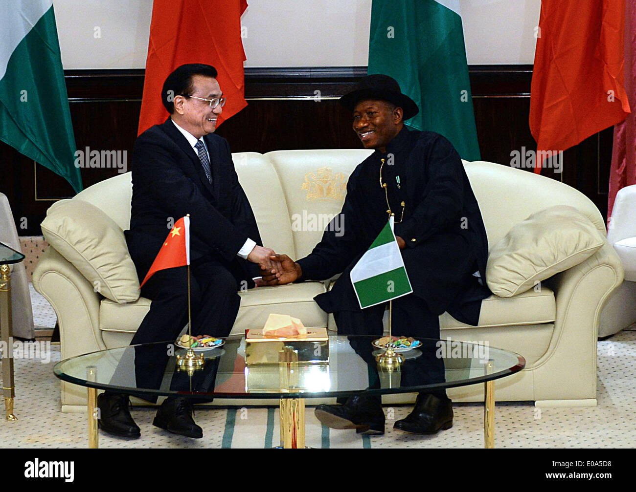 Abuja, Nigeria. 7. Mai 2014. Chinesischer Premier Li Keqiang (L) führt Gespräche mit der nigerianische Präsident Goodluck Jonathan in Abuja, Nigeria, 7. Mai 2014. © Li Tao/Xinhua/Alamy Live-Nachrichten Stockfoto