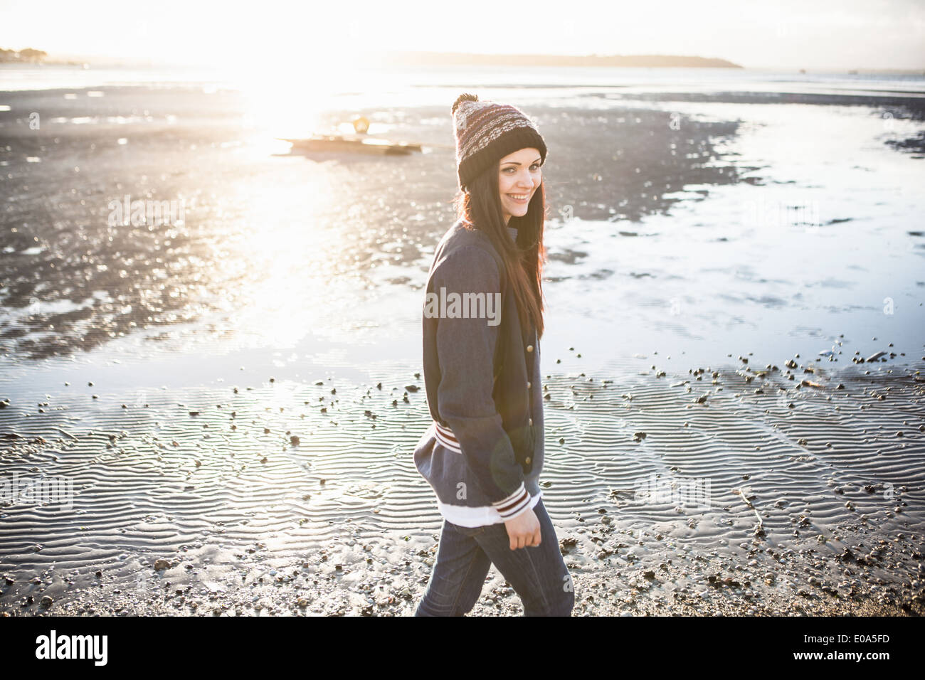 Junge Frau, spazieren am Strand Stockfoto