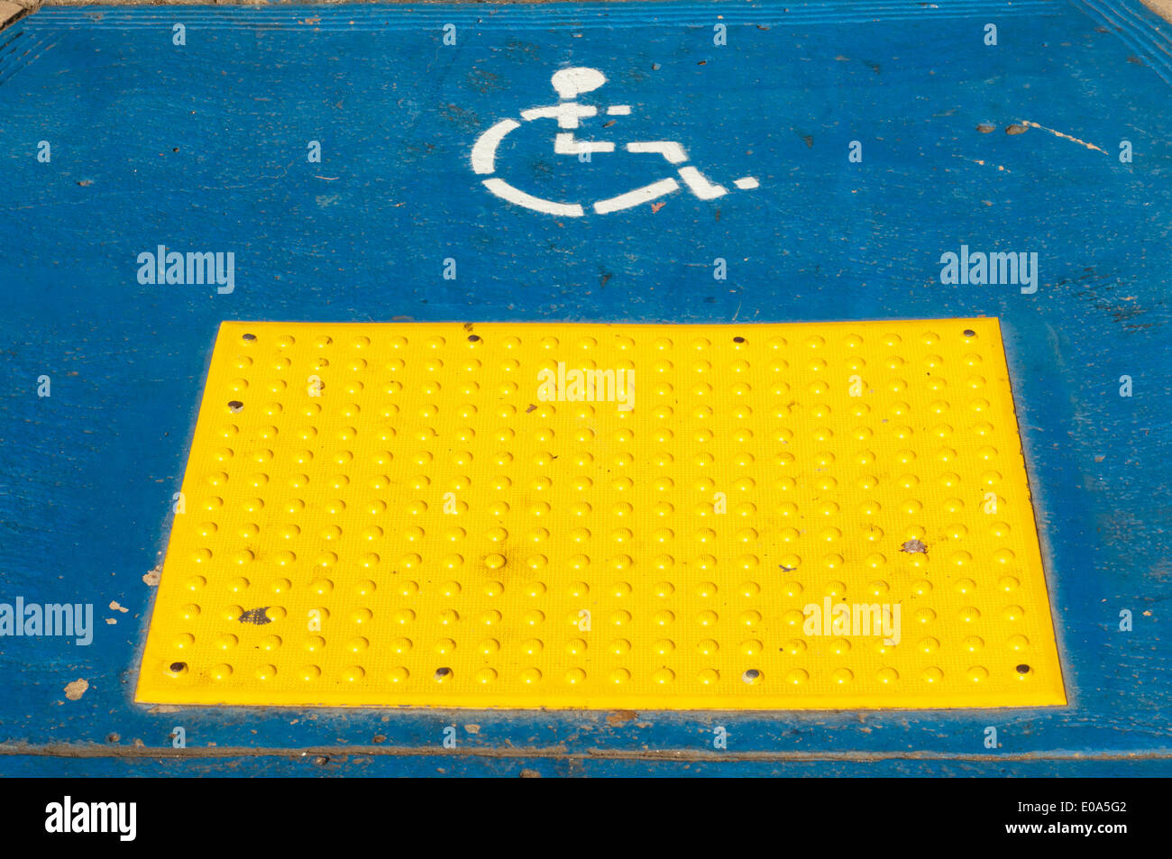 Handicap-Schild gemalt auf der Etage, Balboa Park, San Diego, Kalifornien, USA. Stockfoto