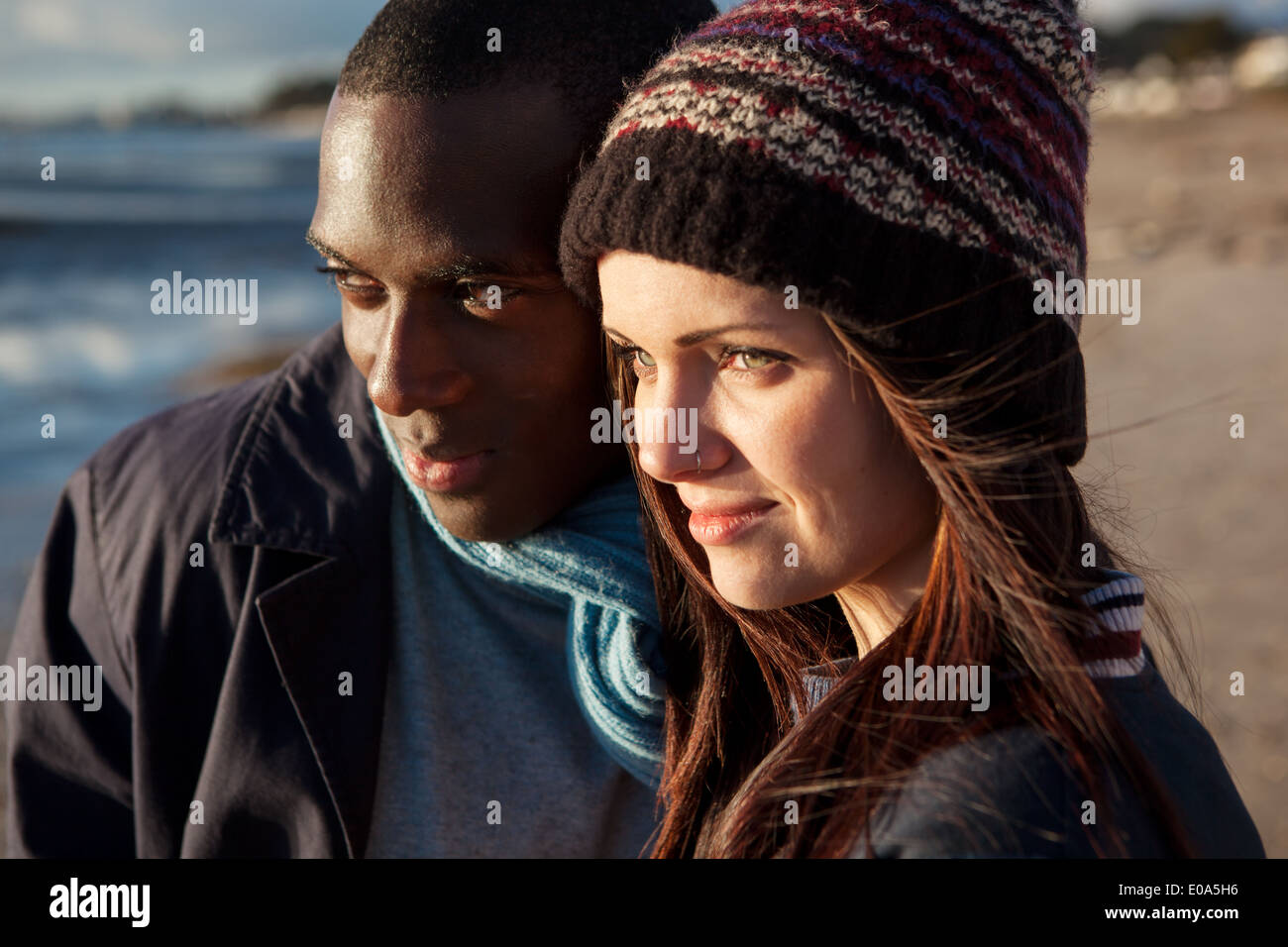 Romantische junges Paar am Strand Stockfoto