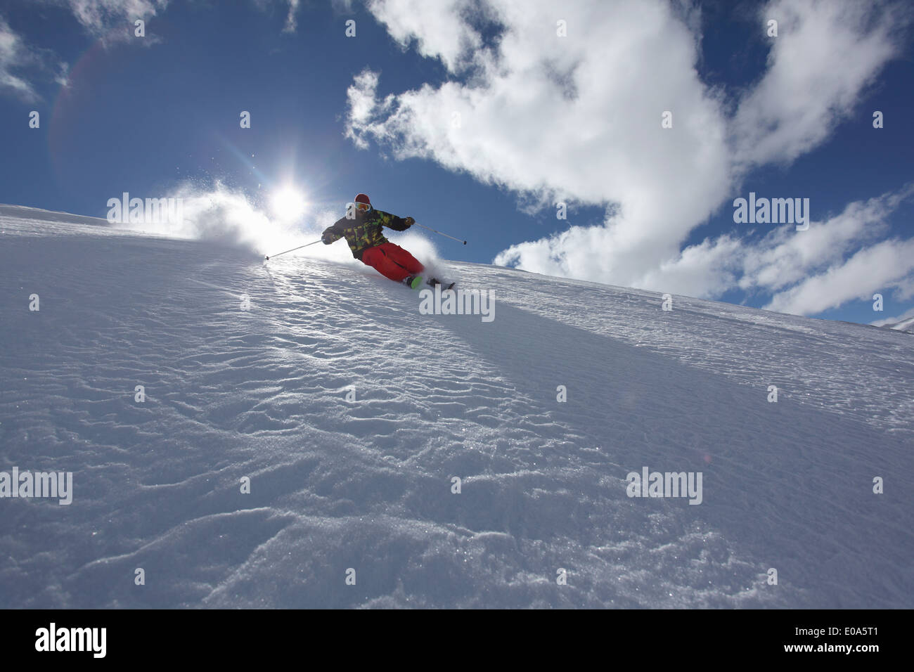 Mitte erwachsener Mann Ski Abfahrt, Mayrhofen, Tirol, Österreich Stockfoto