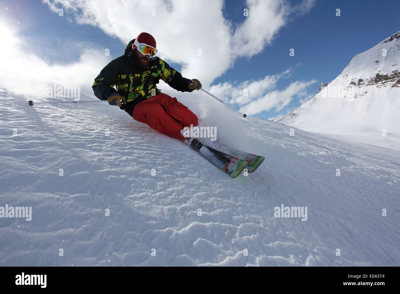 Mitte erwachsenen Mannes Skifahren bei Geschwindigkeit bergab, Mayrhofen, Tirol, Österreich Stockfoto