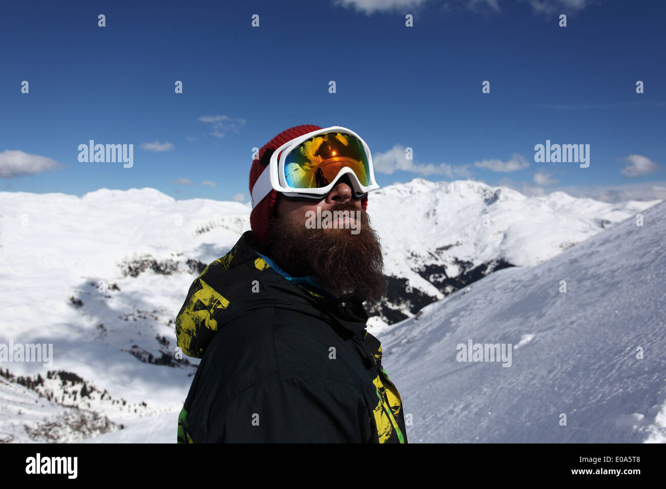Mitte erwachsenen Mannes Skifahrer nach oben auf den Berg, Mayrhofen, Tirol, Österreich Stockfoto