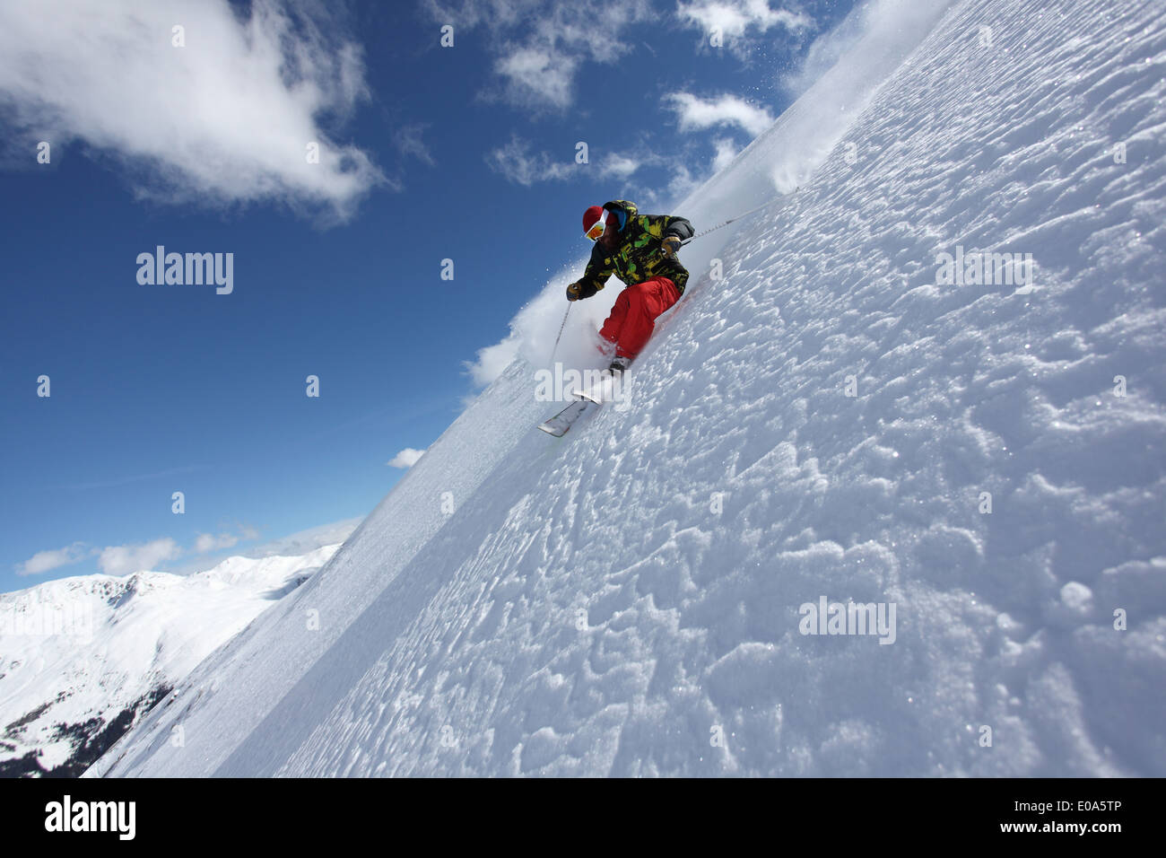 Mitte erwachsenen Mannes Skifahren am Steilhang, Mayrhofen, Tirol, Österreich Stockfoto