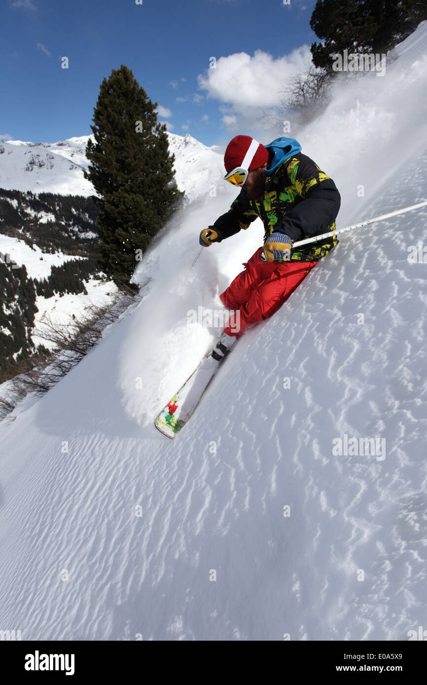 Mitte erwachsenen Mannes Skifahren steilen Berg hinunter, Mayrhofen, Tirol, Österreich Stockfoto