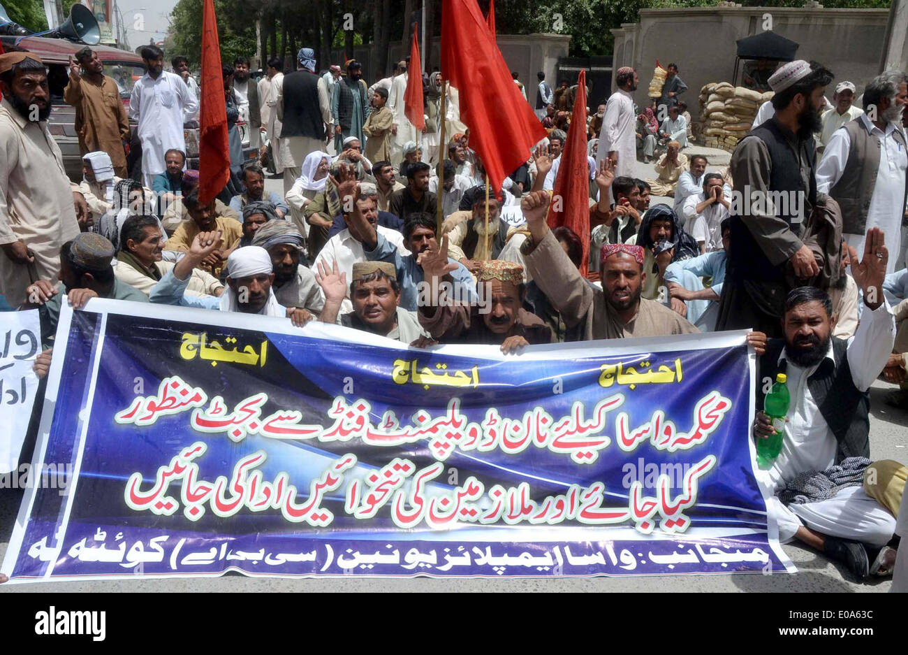 Karachi, Pakistan, 7. Mai 2014. Mitglieder der Wasser- und Sanitärversorgung Behörde (WASA) Employees Union singen Parolen gegen Zahlungsausfälle ihrer Mitgliedsbeiträge Gehälter bei Protestkundgebung am TNT Chowk in Quetta auf Mittwoch, 7. Mai 2014. Bildnachweis: S.Imran Ali/PPI Bilder/Alamy Live-Nachrichten Stockfoto