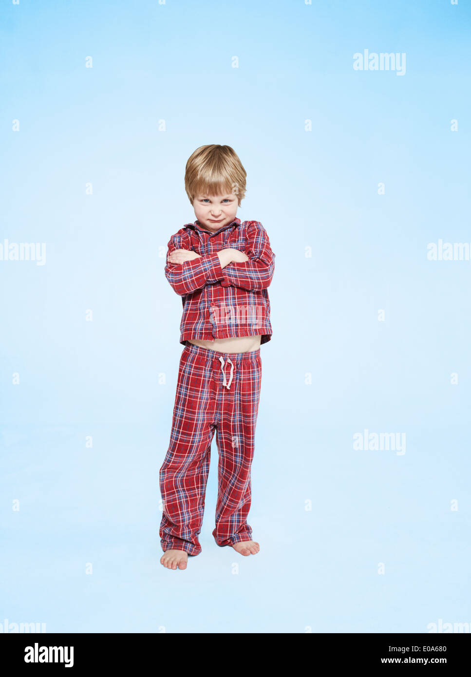 Junge im Pyjama schmollen Stockfoto