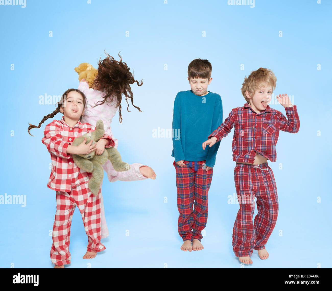 Kinder im Pyjama tanzen und springen Stockfoto