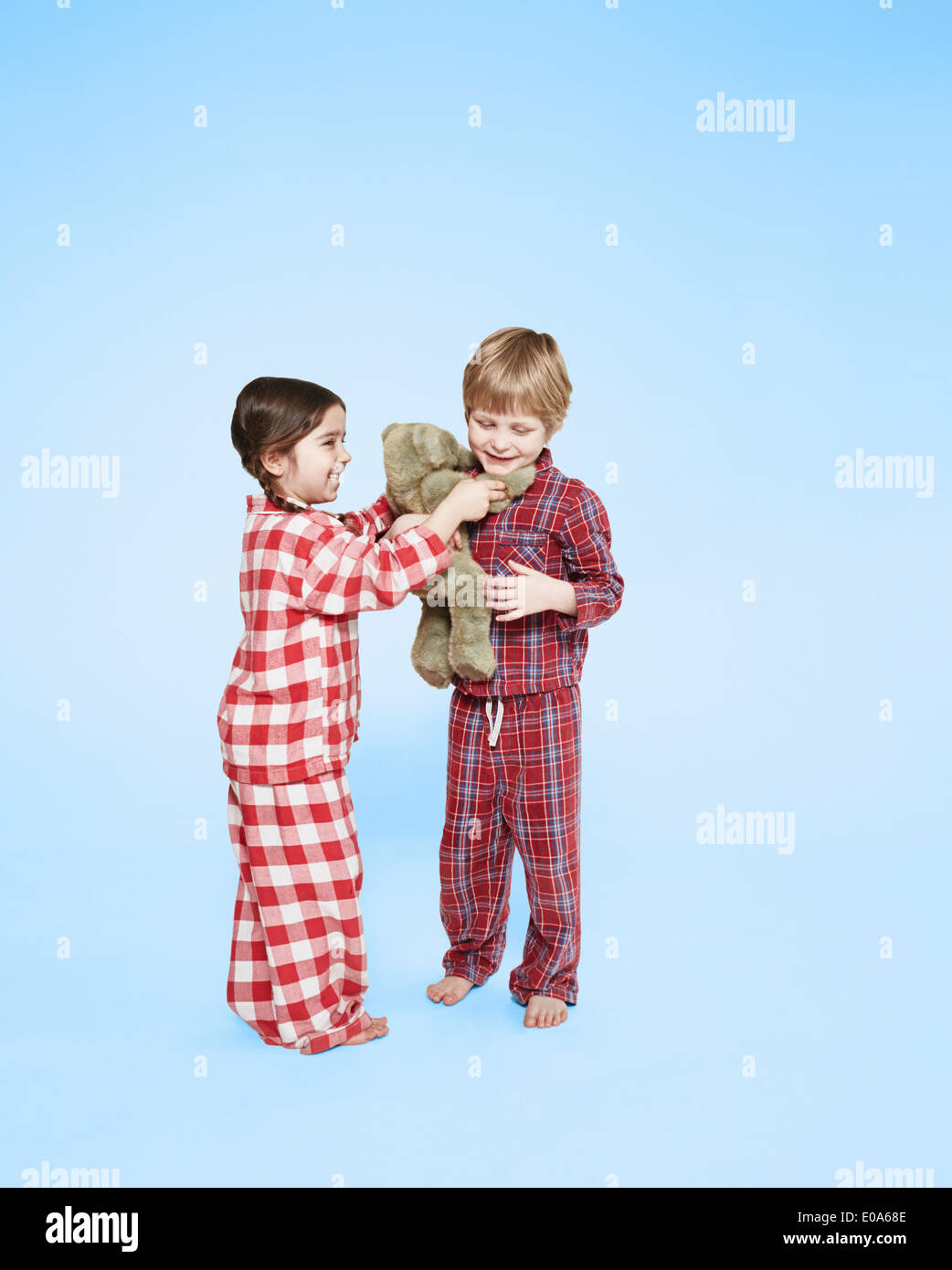 Kinder spielen mit Teddybär Stockfoto