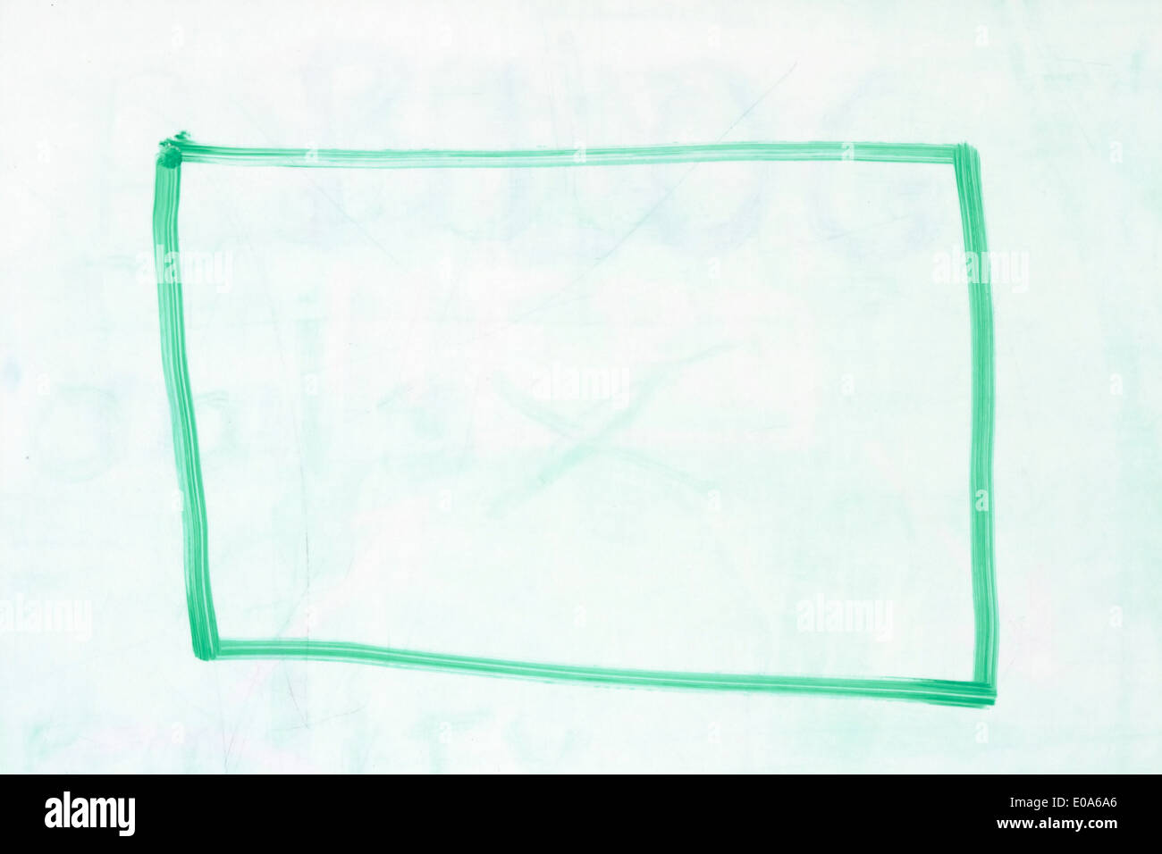 rechteckige Feld Gliederung in grünen trockenen löschen Marker auf eine gebrauchte weiße Tafel Stockfoto
