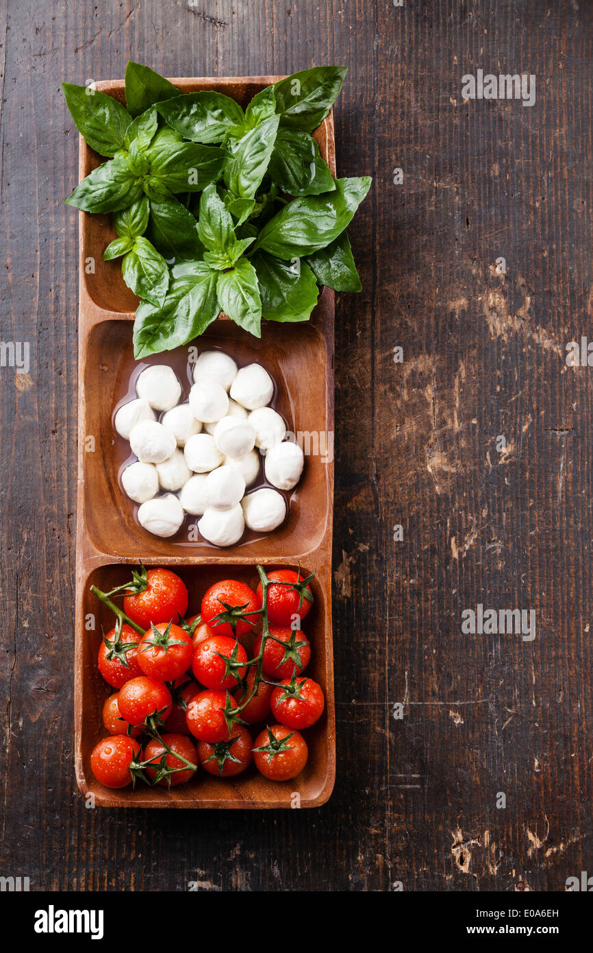 Grünes Basilikum, weißer Mozzarella, rote Tomaten - Farben der italienischen Flagge Stockfoto