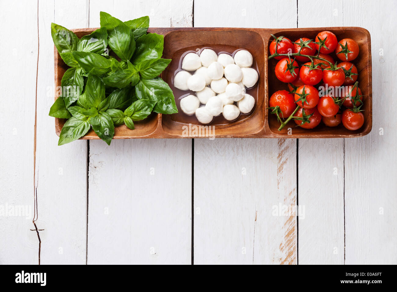 Grünes Basilikum, weißer Mozzarella, rote Tomaten - Farben der italienischen Flagge Stockfoto