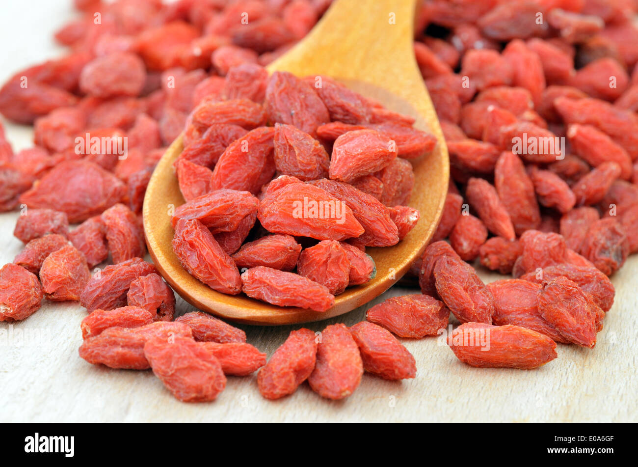 Rote getrocknete Goji-Beeren in Holzlöffel Stockfoto