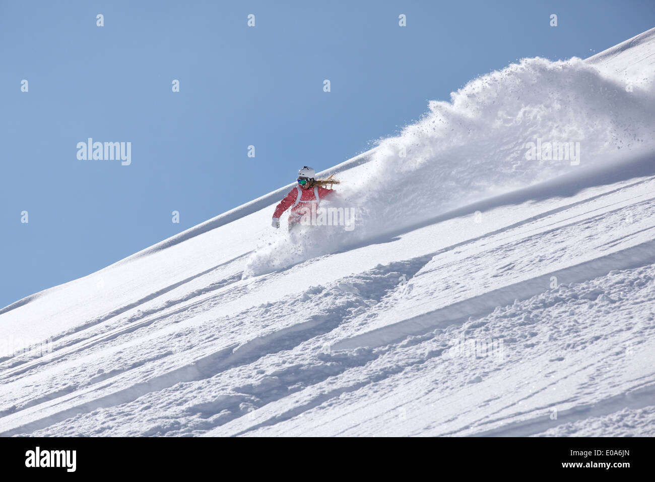 Junge Frau Snowboarden steilen Berg hinunter, Hintertux, Tirol, Österreich Stockfoto