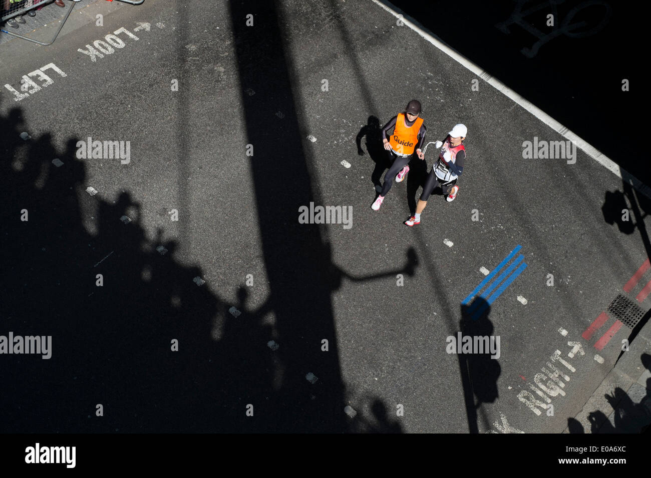 Wettbewerber in den London-Marathon 2014. Blinden und sehbehinderten Läufer mit ihrem guide Stockfoto