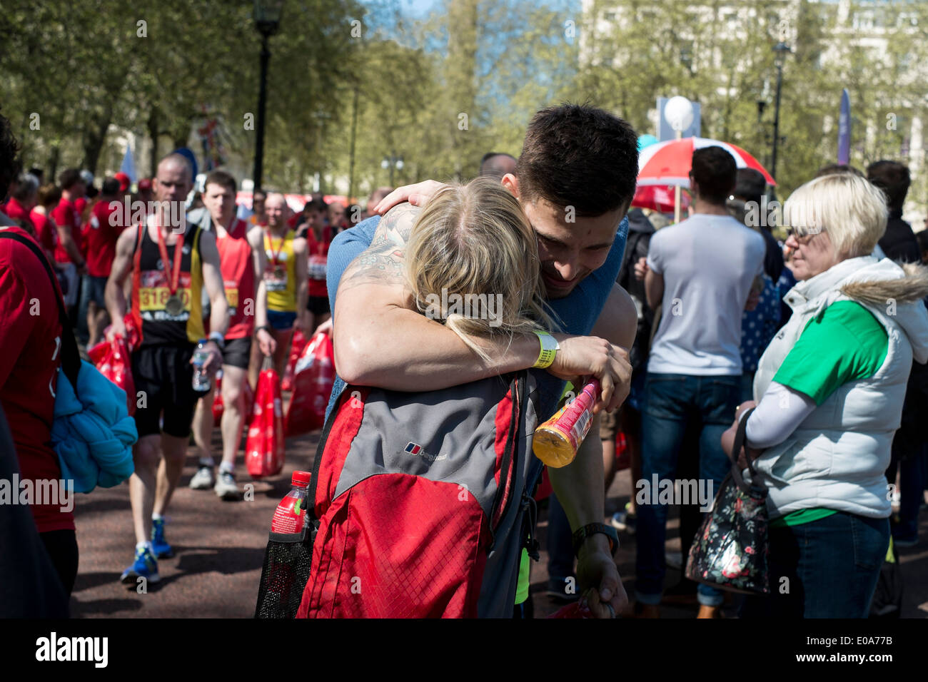 Wettbewerber in den London-Marathon 2014.  Paar Umarmung am Ziel. Stockfoto