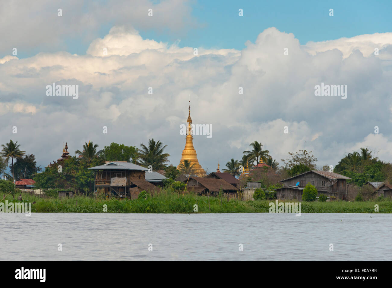 Tempel und Dorf an den Ufern des Inle-See, Shan State in Myanmar Stockfoto