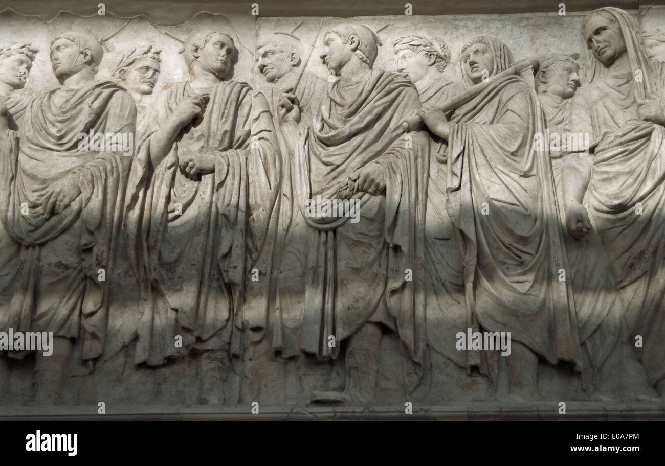 Ara Pacis Augustae. Prozessionsweg Fries. Relief. Flamines neben Flaminius Liktor gefolgt von Agrippa. Südseite. Rom. Italien. Stockfoto