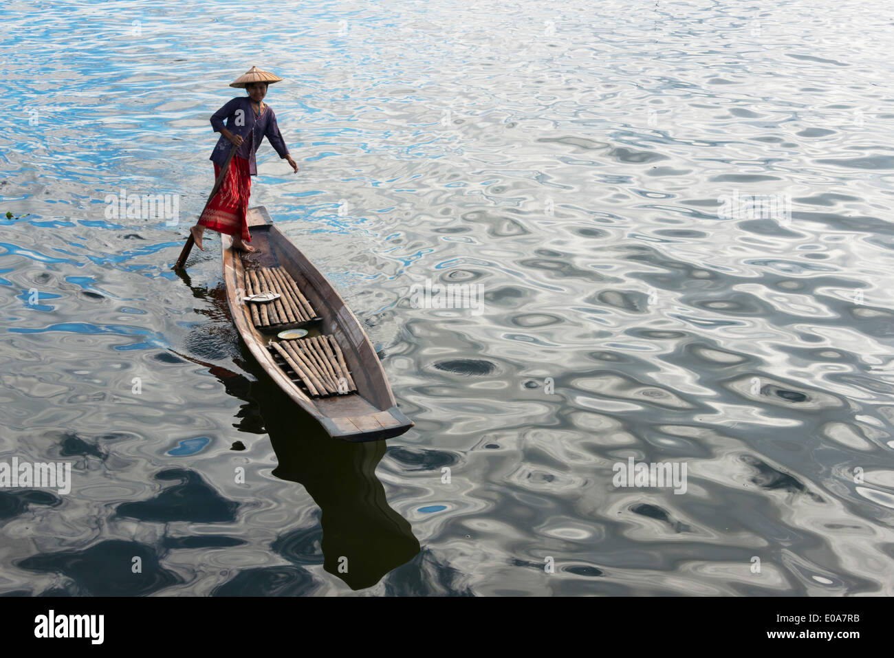 Intha Frau Ruderboot mit Bein am Inle-See, Shan State in Myanmar Stockfoto