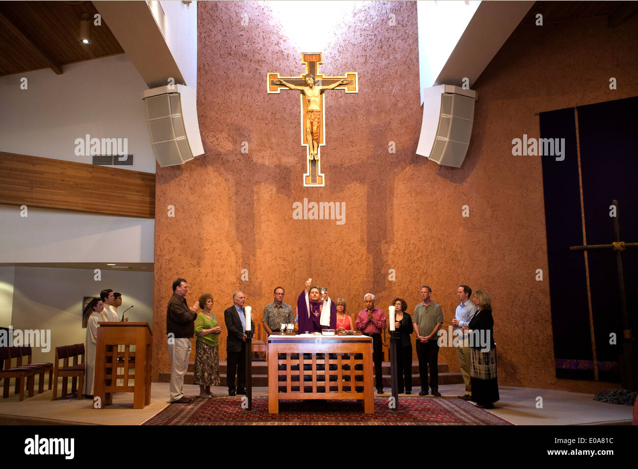 Halten Sie den Gastgeber und Kelch, feiert ein katholischer Priester Messe in Laguna Niguel, CA. Hinweis Ministranten. Stockfoto