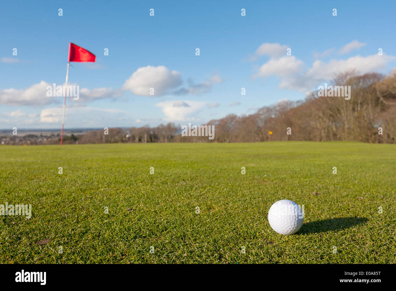 Nahaufnahme eines Golfballs mit dem Loch Stockfoto