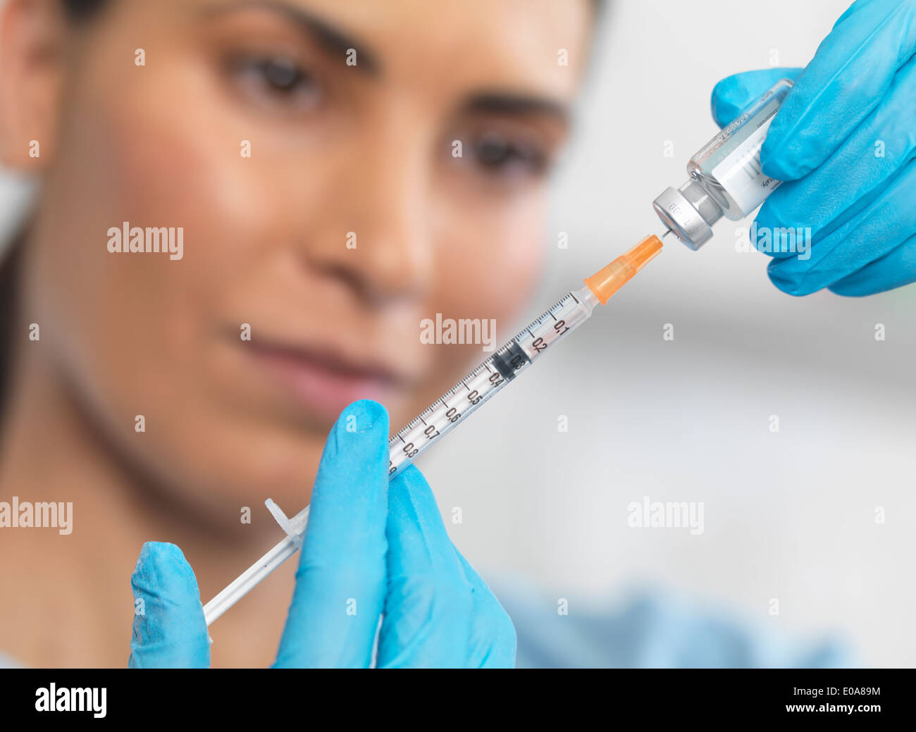 Nahaufnahme von Krankenschwester bereitet eine Spritze für eine Injektion Stockfoto