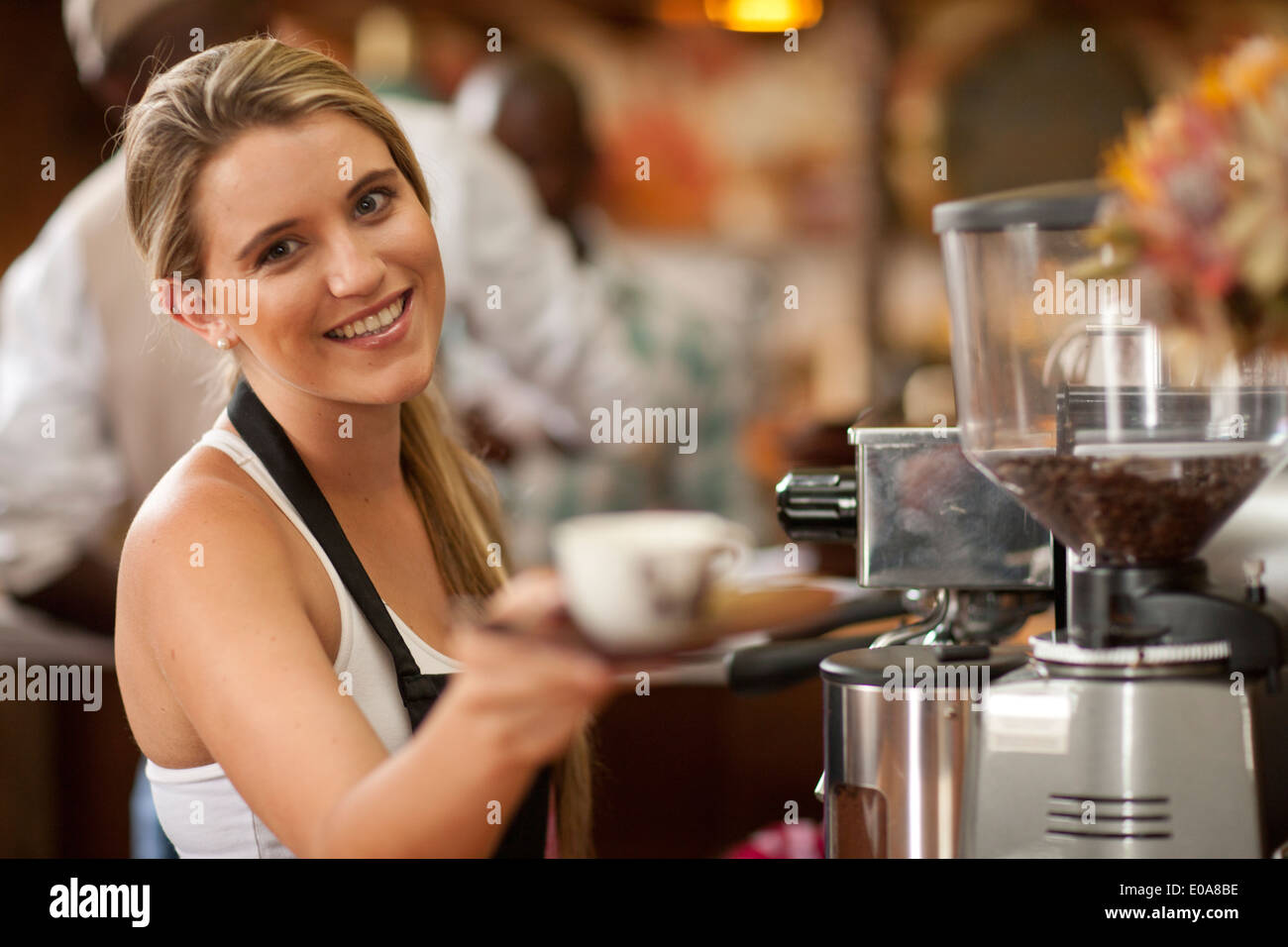 Porträt der jungen Frau Vorbereitung Tasse Kaffee im café Stockfoto