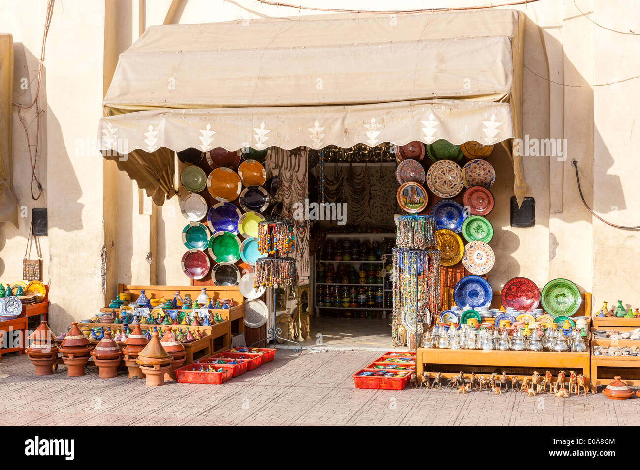 Keramik zum Verkauf in den Souk, Medina, Marrakesch, Marokko, Nordafrika. Stockfoto