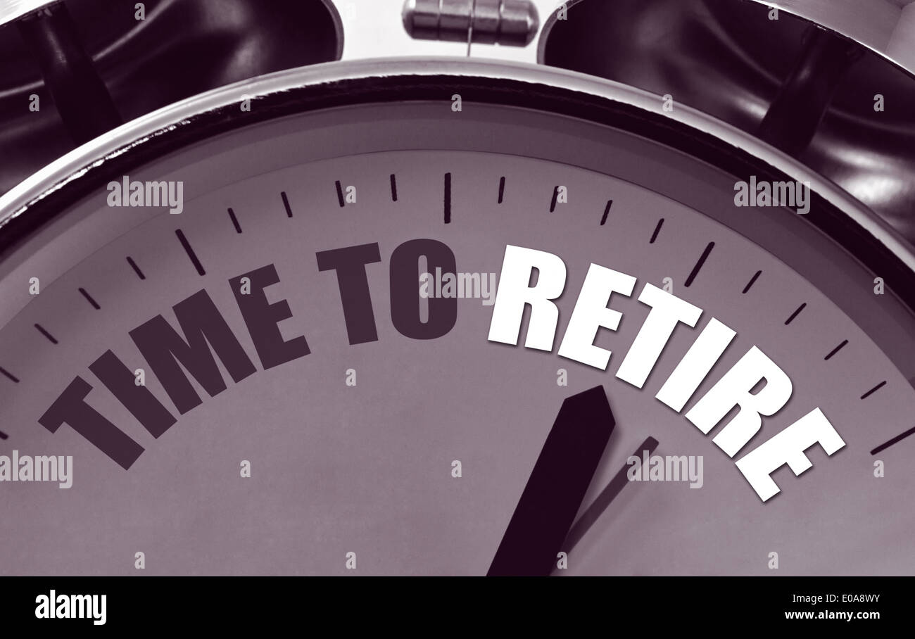 Klassische Wecker mit dem Satz Time to Retire auf ein tolles Konzept für Vorsorge und Versorgung Stockfoto