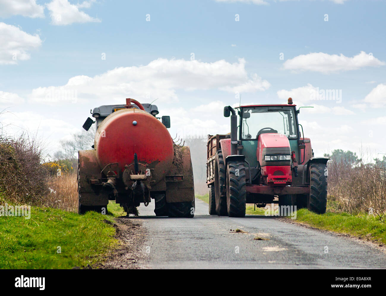 Feldweg durch Traktoren blockiert eine gemeinsame Fahrt im Frühjahr Gefahren. Stockfoto