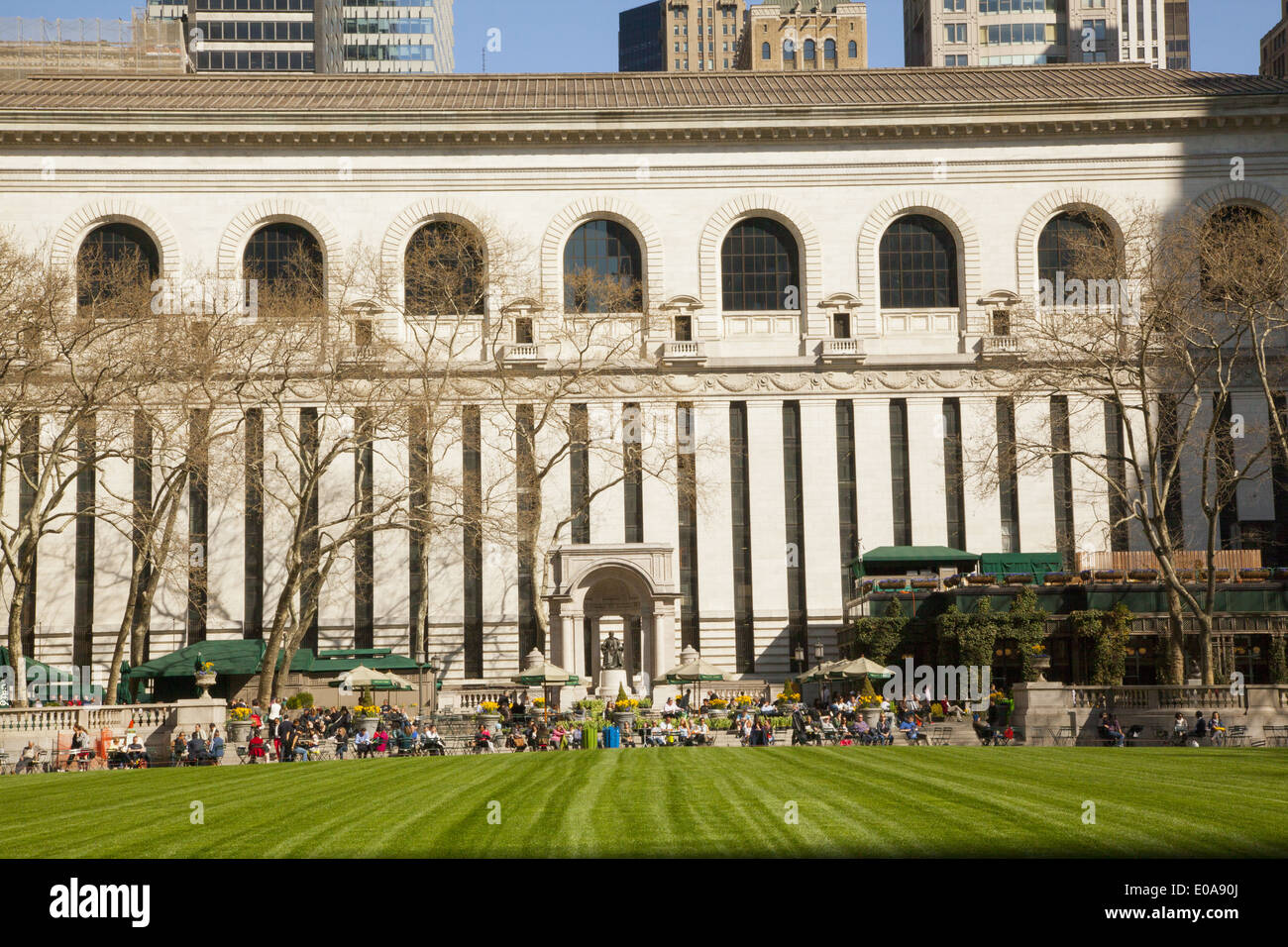 Frühling im Bryant Park mit der New York Public Library im Hintergrund. Stockfoto