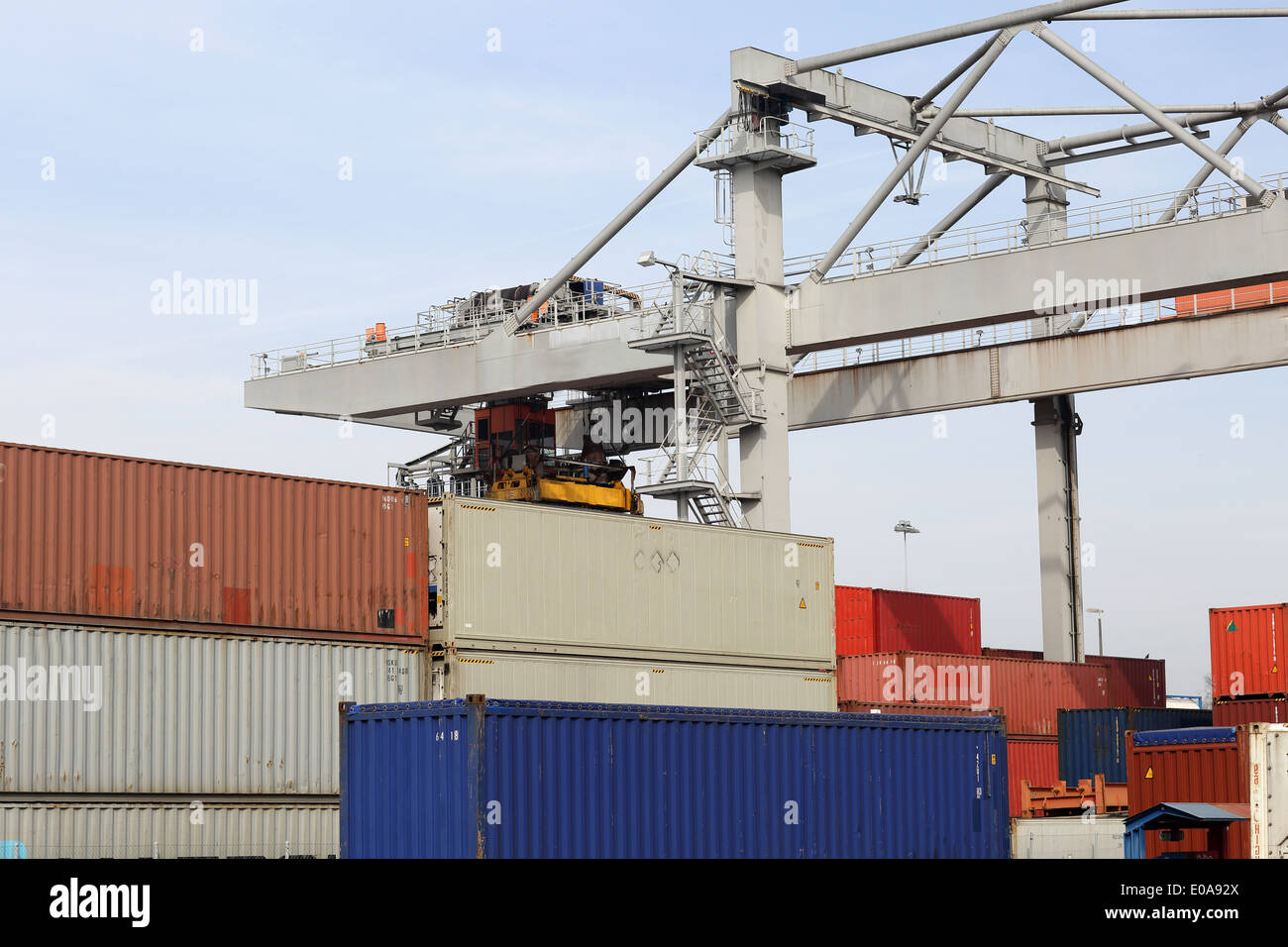 Container-Kran und Stapel von Containern im Hafen Stockfoto