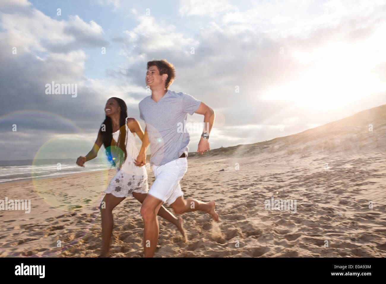 Junges Paar am Strand laufen Stockfoto