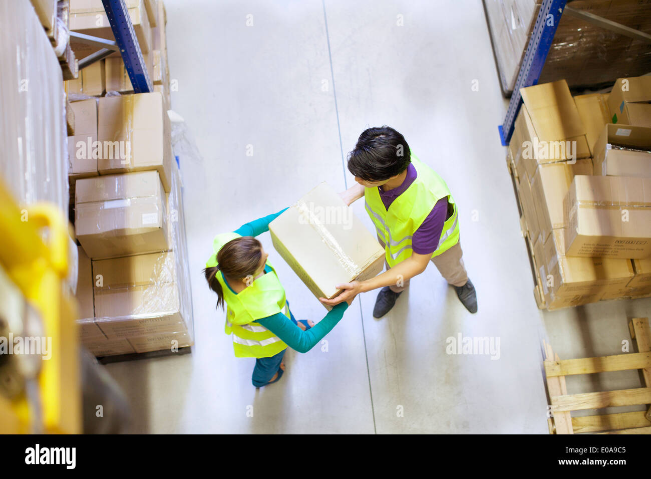 Draufsicht der Arbeitnehmer im Auslieferungslager Stockfoto